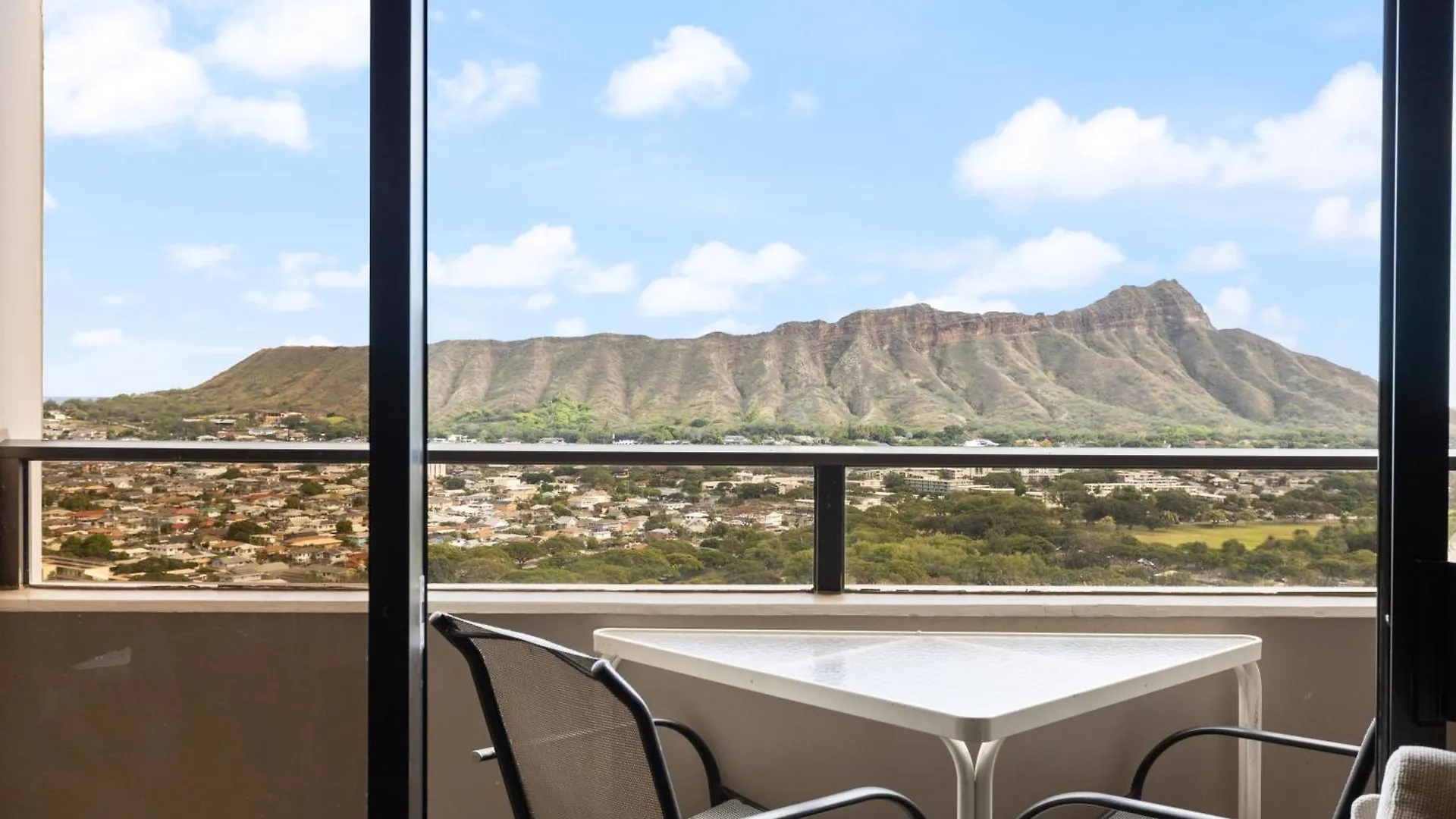 Apartment Spectacular Ocean & Diamond Head View 2 Bedroom Condo With Free Parking! Honolulu United States