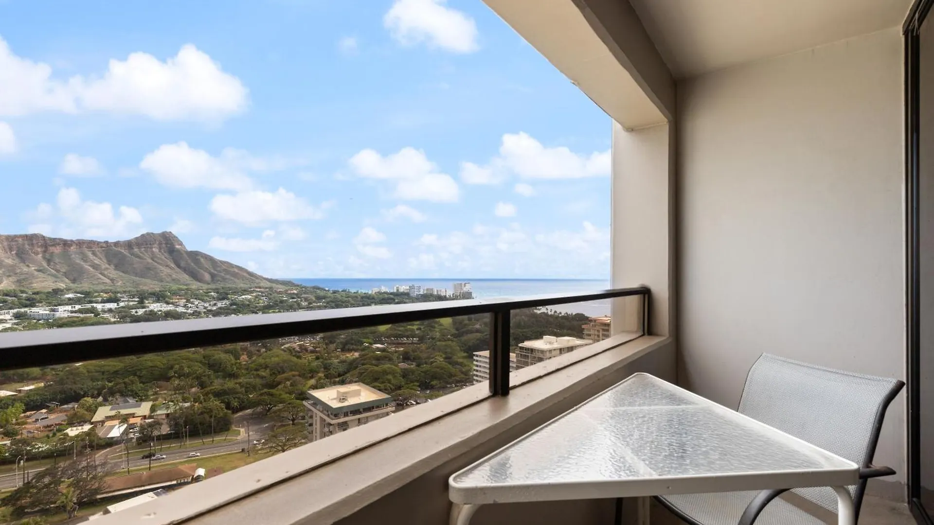 Spectacular Ocean & Diamond Head View 2 Bedroom Condo With Free Parking! Honolulu Apartment