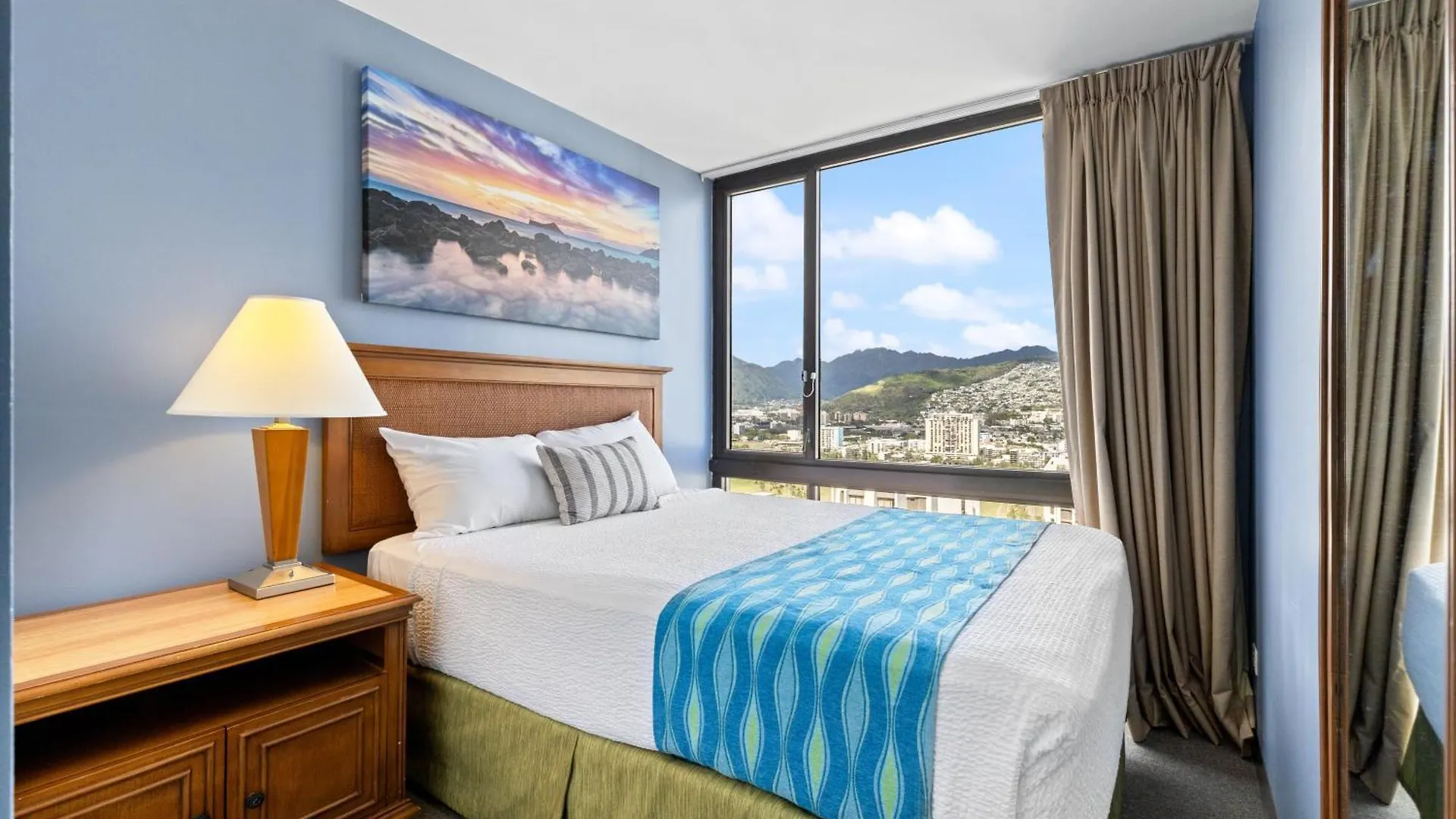 Apartment Spectacular Ocean & Diamond Head View 2 Bedroom Condo With Free Parking! Honolulu