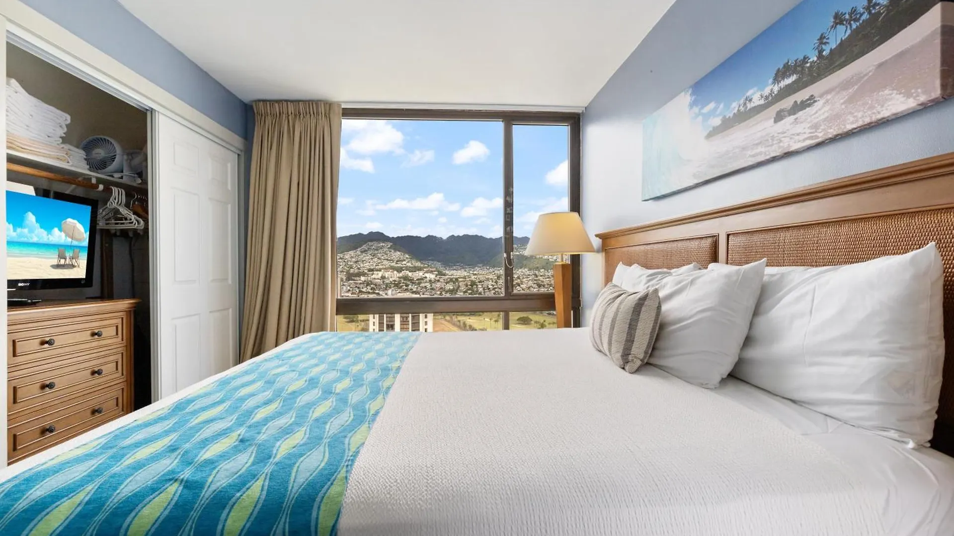 Spectacular Ocean & Diamond Head View 2 Bedroom Condo With Free Parking! Honolulu Apartment