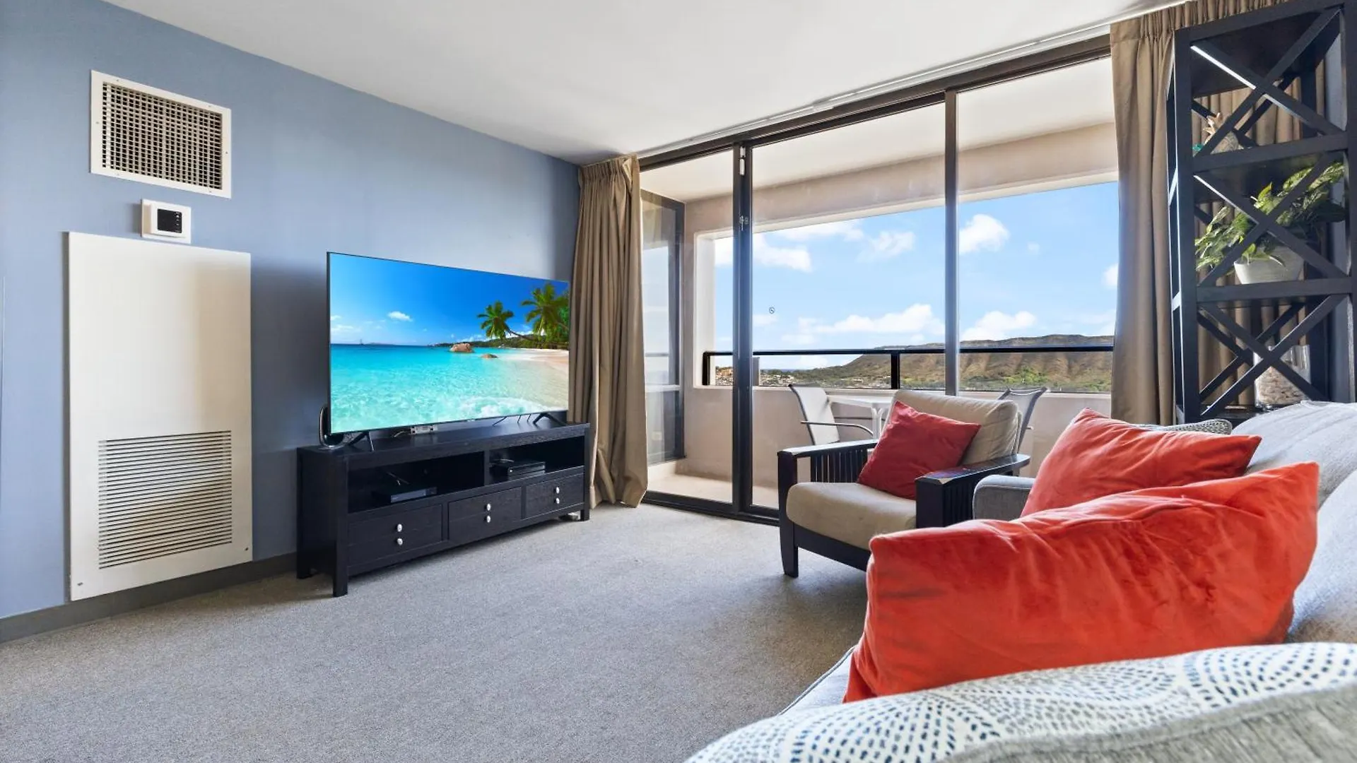 Spectacular Ocean & Diamond Head View 2 Bedroom Condo With Free Parking! Honolulu